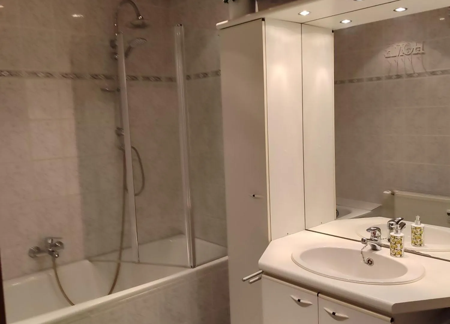 Komfortable Ferienwohnung In Floersheim-Weilbach Floersheim am Main 0*,